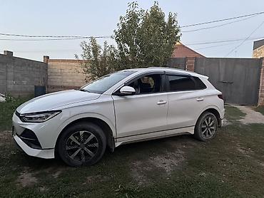 BYD е 2 Кроссовер белого цвета, 5‑дверный, с современным динамичным