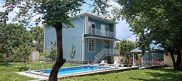 Qəbələ şəhərinin yuxarı hissəsində, Cəfər Cabbarlı küçəsində, geniş