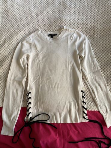 džemper i košulja: 3 dzempera za 500 dinara Svi su S velicina, iako na belom pise M ali