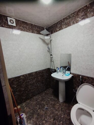 купить квартиру студию в баку: Ev çox şəraitli şəkildədir 1,2e keçmə otaqlı evdir ünvan Mingəçevir