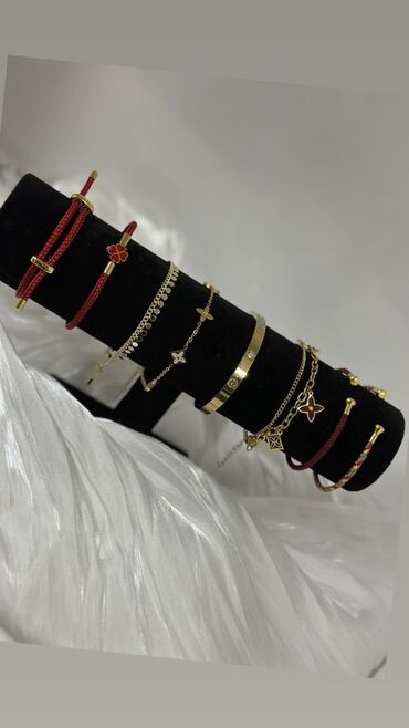 Müxtəlif üslublarda bilərziklərdən ibarət bu dəst, qırmızı, qızılı