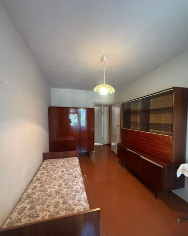 срочно продаю однокомнатную квартиру: 3 комнаты, 58 м², 104 серия, 1 этаж, Старый ремонт