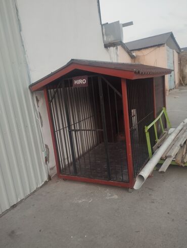 Yuvalar: Taxtadan və metaldan hazırlanmış it evi. Qırmızı rəngdədir və üzərində lalafo.az -da Yuvalar: Taxtadan və metaldan hazırlanmış it evi. Qırmızı rəngdədir və üzərində