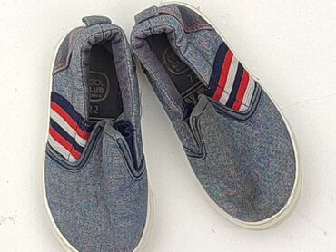 Wsuwane trampki chłopięce marki Cool Club w rozmiarze 22. Buty są w