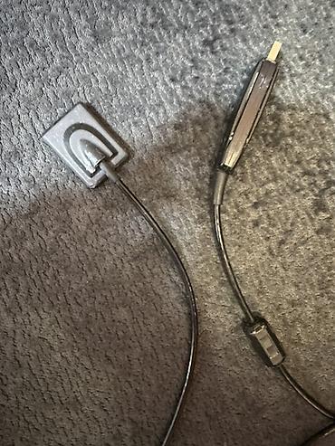 USB-C çıxışlı sensor/qoşulma kabeli. Kabelin bir ucunda USB Type-C