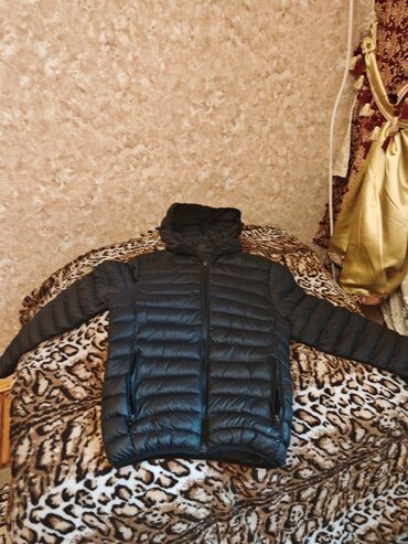Комплекты одежды: Qara rəngli yüngül şişmə kürk/plevka gödəkçə - Model: kapüşonlu, ön