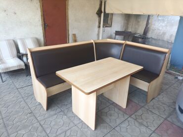 уличный стол: Продается угловой стул, со столом и два стульчика
