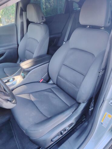 Chevrolet: Chevrolet Malibu – gümüş rəngli sedan Xüsusiyyətlər: - Geniş və rahat — 12