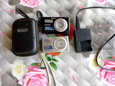 sony ericsson k750: İki ədəd Sony Cyber-shot rəqəmsal fotoaparatı və enerji doldurma