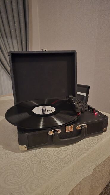 Qrammofon və patefonlar: Çox gözəl Retro Qramafon və göz oxşuyan Antik rəng. Hədiyyəlik alanlar
