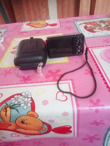 jbl kalonka baku: Kiçik, yığcam dizayna malik qara Samsung rəqəmsal kamera. Kamera ilə