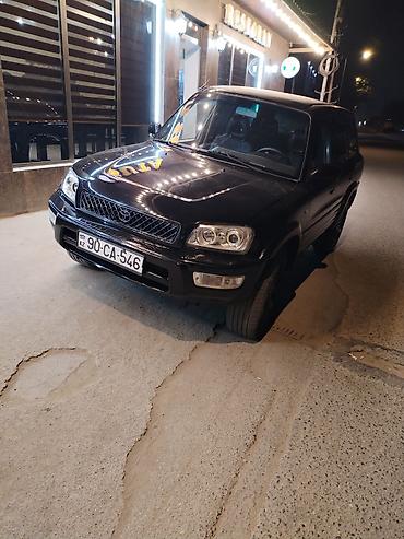 yaponka fere: Toyota RAV4 kompakt SUV. Qara rəngli кузов, klassik kvadrat formalı — 1