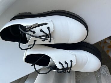 трекинговый обувь: Продаю обувь носила пару раз 
Классные стильные