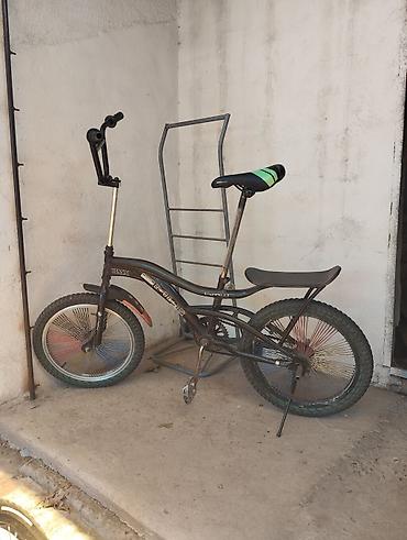 BMX-велосипед с усиленной рамой и высоким рулём. Основные