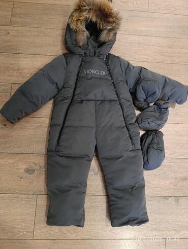 шляпу с ушками: Детский зимний комбинезон Moncler серого цвета, предназначенный для