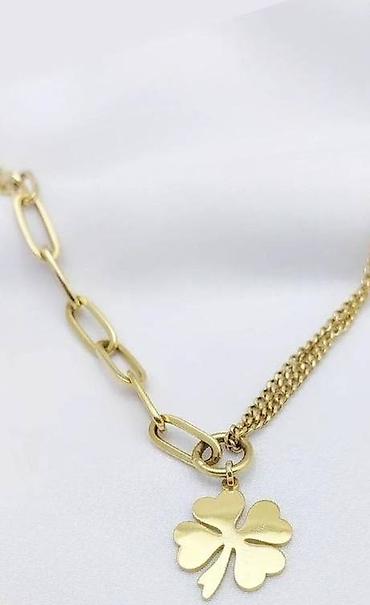 Серьги: Пара элегантных золотистых сережек с английским замком. Каждая сережка — 16