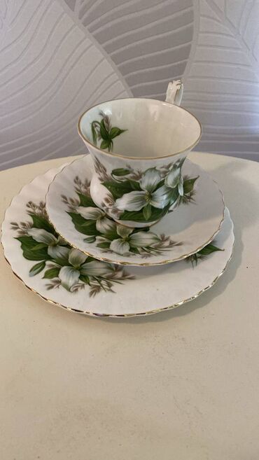 Старинные ковры: Дизайн: Royal Albert Trillium Состояние: без сколов и повреждений / в