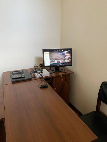 Mağazalar: Razində İcra hakimiyətinin yaxınlığı 5 mərtəbəli binanın 1 ci — 13