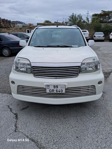 Nissan: Ağ rəngli kompakt krossover/SUV. Xüsusiyyətlər: - Kuzov: 5 qapılı — 15