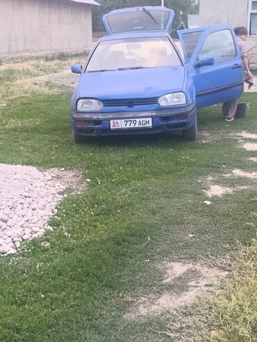 маленькая машина: Представляем компактный хэтчбек Volkswagen Golf III синего цвета