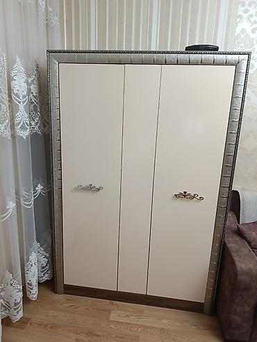 Qonaq otağı üçün vitrin və dolab dəsti - Tərkib: 1 ədəd şüşə vitrin