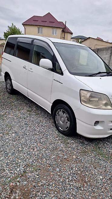 Toyota: Toyota Noah: 2003 г., Автомат, Бензин, Минивэн — 2