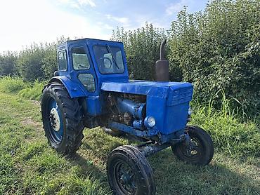 qoşqusu olan avtomobil: 2 si bir yerde idayl vezyitde satlırMavi rəngli təkərli traktor və — 3