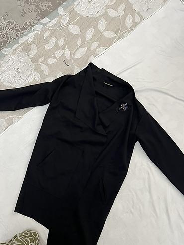 Другая женская одежда: От 1000 сом Лот одежды (4 вещи) 1) Белая куртка в стиле байкер: - — 10