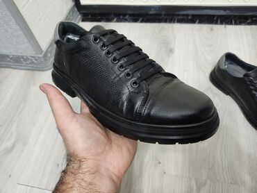 Ayaqqabılar: Casual ayaqqabi. Almaniyadan 62 avroya alinib. Original deridir — 1