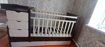 мебель колдонулган: Манеж керебет, Колдонулган, Комоду менен, Башка материал