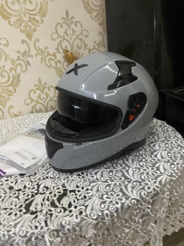 Açıq boz rəngli motosiklet dəbilqəsi, qara rəngli vizoru ilə