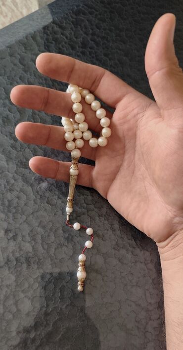 Mirvari muncuqlarla hazırlanmış bu təsbeh ağ rəngdədir və əl işidir