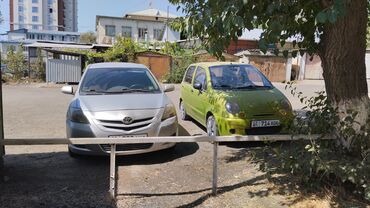 купить тойота королла бишкек: В городе Ош Седан Toyota Yaris серебристого цвета левый руль автомат