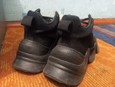 продаются кроссовки в Кыргызстан | КРОССОВКИ И СПОРТИВНАЯ ОБУВЬ: Продаются две обуви женских 39 и 40 размеры в отличном состоянии