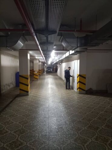 Qaraj satılır: 17 kv. m, 17 * 17 * 17 Beton