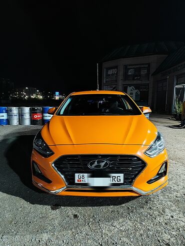 соната 2017 цена: Автомобиль Hyundai Sonata яркого оранжевого цвета. Седан оснащен