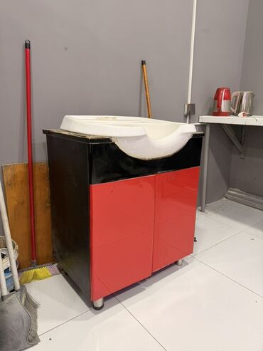 Masa və oturacaq dəstləri: Peşəkar bərbər/saç ustası üçün iş yerinin komplekti Tərkib: - Geniş — 8