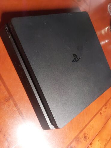 ps4 satilir: Tecili satılır!!!!2 orginal pult ve 1eded zaradka ustunde verilir