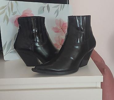 deichmann ugg srbija: Zara Crne ženske kožne kratke čizme sa potpeticom - Materijal: glatka — 4