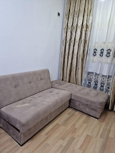 Künc divan – bej rəng, yumşaq məxməri/velur tipli parça ilə