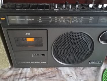 Speakers & Sound Systems: Radio kasetofon u ispravnom stanju kaseta radi radio svaku stanicu