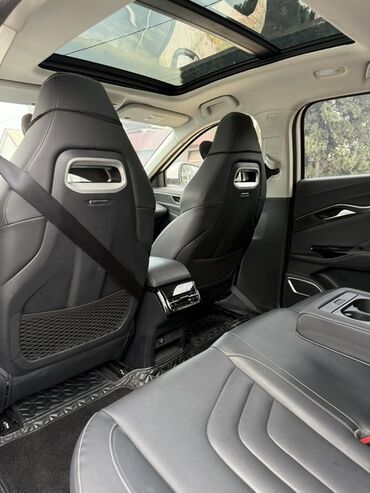 Другие автомобили: Электромобиль-кроссовер (компактный SUV), белый цвет кузова. Основные — 11