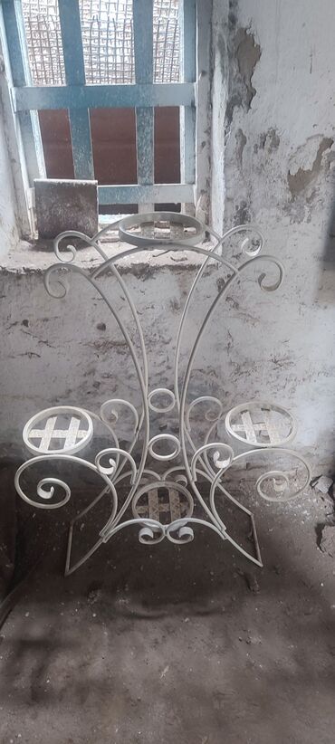 Полки для цветов: Кованая подставка для цветов, выполненная в виде стилизованного — 2