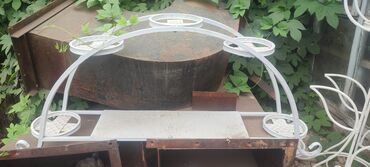 Полки для цветов: Кованая подставка для цветов, выполненная в виде стилизованного — 6