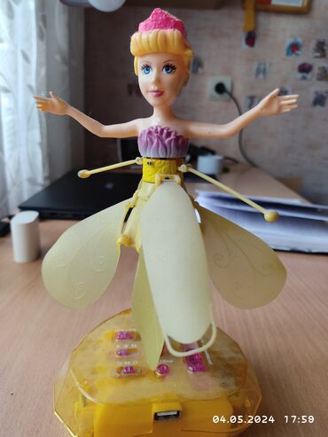 детские игрушки куклы: Летающая кукла. Нужно вставить батарейки и она полетит. 200 сом