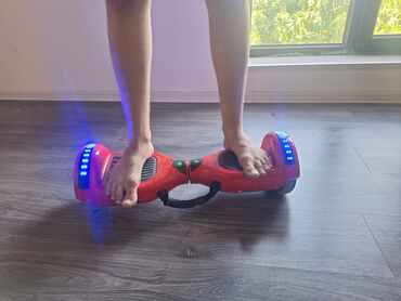 Əlcəklər: Qırmızı rəngdə olan və özünü balanslaşdıran hoverboard. Göstəriciləri