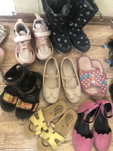 Детская обувь: 33 размер 
За все 500сом 
Район Тунгуч