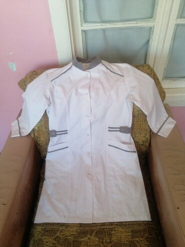 Tibbi geyim: Salam aleykum Ağ rəngde az geyinilmiş tibbi xalatlar ve başqa tibbi — 17