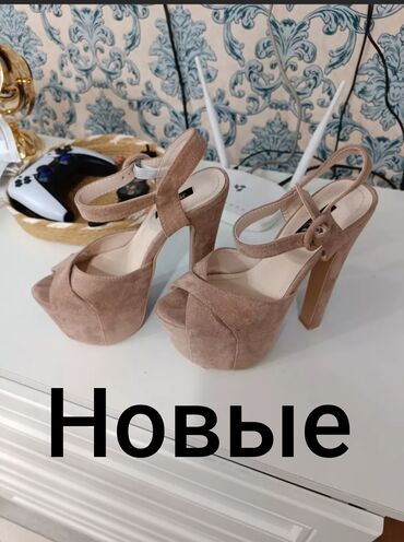 Женская обувь: Босоножки новые в пленке !!! замша!
36 размер каблук 16 см