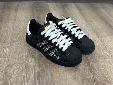 обувь найк: В наличии Adidas Superstar. Есть 39 и 41 размеры
